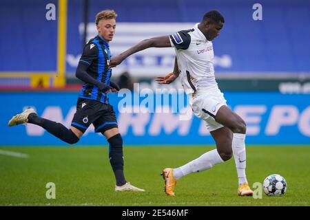 BRÜGGE, NIEDERLANDE - JANUAR 24: Paul Oluachu von KRC Genk, Noa lang von Club Brugge während des Pro League Spiels zwischen Club Brugge und KRC Genk in Ja Stockfoto