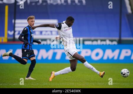 BRÜGGE, NIEDERLANDE - JANUAR 24: Paul Oluachu von KRC Genk, Noa lang von Club Brugge während des Pro League Spiels zwischen Club Brugge und KRC Genk in Ja Stockfoto