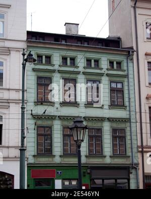 Grüne 2-stöckige Gebäudefassade in der Krakauer Altstadt Stockfoto