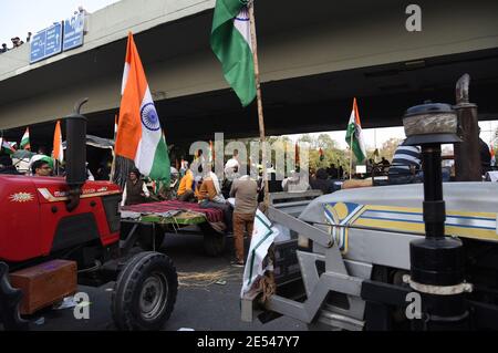 Neu Delhi, Indien. Januar 2021. Agitierende Bauern, die mehrere Polizeibarrikaden an den Grenzen von Delhi durchbrachen und mit der Polizei zusammenbrachen, um eine geschäftige Kreuzung zu blockieren, die am ITO Crossing in Neu-Delhi bekannt ist. Die Bauern nahmen eine Zugerkamaley gegen die neuen Agrargesetze der Regierung ab, die sie zur Aufhebung fordern. ( Kredit: Pacific Press Media Production Corp./Alamy Live News Stockfoto