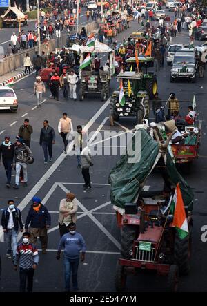 Neu Delhi, Indien. Januar 2021. Agitierende Bauern, die mehrere Polizeibarrikaden an den Grenzen von Delhi durchbrachen und mit der Polizei zusammenbrachen, um eine geschäftige Kreuzung zu blockieren, die am ITO Crossing in Neu-Delhi bekannt ist. Die Bauern nahmen eine Zugerkamaley gegen die neuen Agrargesetze der Regierung ab, die sie zur Aufhebung fordern. ( Kredit: Pacific Press Media Production Corp./Alamy Live News Stockfoto