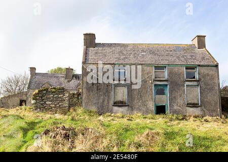 Altes verlassene Haus mit vertauften Fenstern und Türen, Grafschaft Kerry, Irland Stockfoto