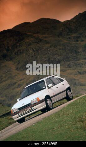 1986 Vauxhall Astra Sri beim Fahren im Seengebiet Von England Stockfoto