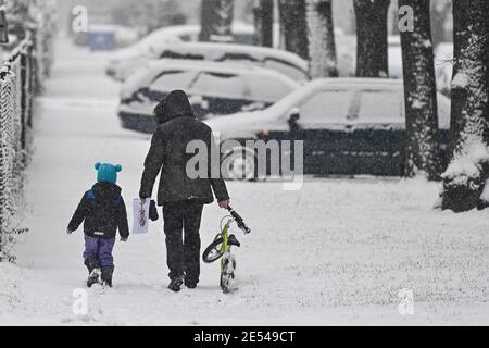 Prag, Tschechische Republik. Januar 2021. Heftige Schneefälle in Prag, Tschechische Republik, 26. Januar 2021. Kredit: Michal Kamaryt/CTK Foto/Alamy Live Nachrichten Stockfoto