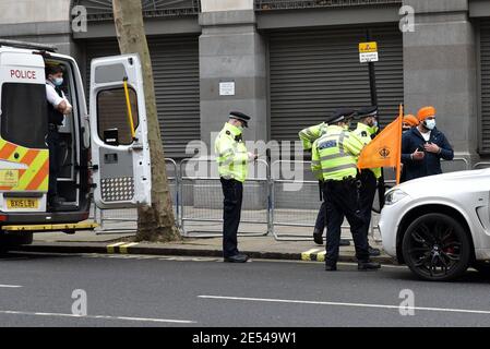 Aldwych, London, Großbritannien. Januar 2021. Die Polizei stoppt Protestierende gegen die Demonstranten der indischen Bauern vor der indischen High Commission in London. Kredit: Matthew Chattle/Alamy Live Nachrichten Stockfoto