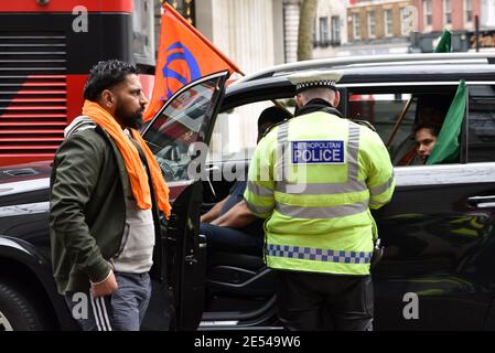 Aldwych, London, Großbritannien. Januar 2021. Die Polizei stoppt Protestierende gegen die Demonstranten der indischen Bauern vor der indischen High Commission in London. Kredit: Matthew Chattle/Alamy Live Nachrichten Stockfoto