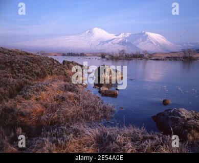 Schottland, Argyll. Black Mount an einem Januarmorgen. Lochan nah Achlaise gefroren, dahinter Stob Ghabhar und Clack Leathad, die ätherisch in der klaren Luft suchen. Um 1980 Foto von Tony Henshaw/Tom Parker Collection Gescannt von einer 5 x 4' Original-Transparenz aus einem einzigartigen und atemberaubenden Archiv von Originalaufnahmen von den Britischen Inseln vom Fotografen Tom Parker. © World Copyright. Stockfoto