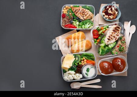 Lunchboxen zum Mitnehmen mit hausgemachten Lebensmitteln - Fleisch, Gemüse und Obst. Draufsicht, Kopierbereich Stockfoto