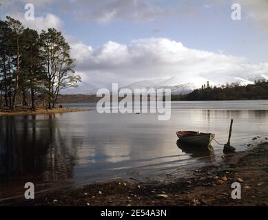 Schottland, Inverness-Shire. Loch Lochy Blick auf den Schnee auf der Ben Nevis Range. Ca. 1985. Foto von Tony Henshaw/Tom Parker Collection Gescannt von einer 5 x 4' Original-Transparenz aus einem einzigartigen und atemberaubenden Archiv von Originalaufnahmen von den Britischen Inseln vom Fotografen Tom Parker. © World Copyright. Stockfoto