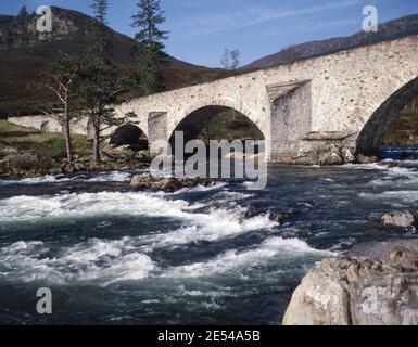 Die Auld Brig O' Dee - die Alte Brücke von Dee - in Invercauld überspannt den Dee in wunderschöner Umgebung, in der Nähe von Balmoral Castle. Ca. 1990. Foto von Tony Henshaw/Tom Parker Collection Gescannt von einer 5 x 4' Original-Transparenz aus einem einzigartigen und atemberaubenden Archiv von Originalaufnahmen von den Britischen Inseln vom Fotografen Tom Parker. © World Copyright. Stockfoto