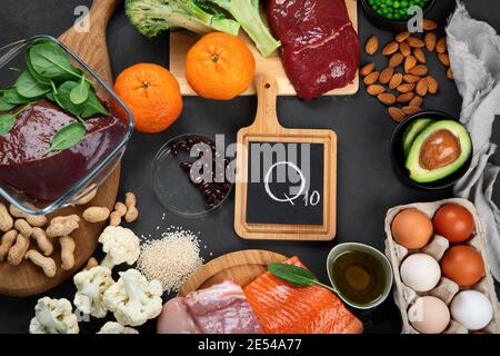 Gesunde Ernährung enthält Coenzym Q10, unterstützt das Immunsystem. Draufsicht, Kopierbereich, Tafel Stockfoto