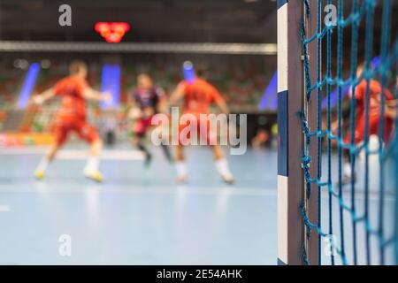 Detail der Handball Torpfosten mit Net und Handball Match im Hintergrund. Stockfoto