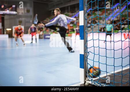 Detailansicht des Handball-Torpostens mit Netz und Ball zum Ziel Stockfoto