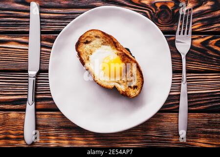Frühstück Brot und Eier auf einem Teller - Holztablett - Frühstück im Bett Stockfoto