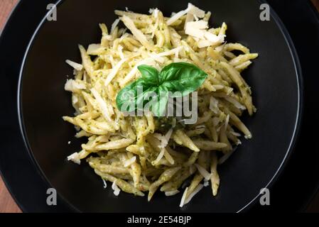 Gericht von köstlichen Trofie Pasta mit Pesto-Sauce, typisch italienische Küche Stockfoto