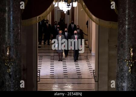 WASHINGTON, DC - JANUAR 25: US-Abgeordneter Cheryl Johnson, US-Repräsentant Jamie Raskin (Demokrat von Maryland) und US-Repräsentant David Cicilline (Demokrat von Rhode Island) Spazieren Sie durch die Statuarhalle des Kapitols, um am 25. Januar 2021 in Washington, DC, den Artikel der Anklage wegen Aufwiegelung des Aufstandes gegen den ehemaligen Präsidenten Donald Trump in die Senatsebene zu bringen. Das Repräsentantenhaus hat Donald Trump ein zweites Mal unter Anklage gestellt, der Senat soll am 8. Februar seinen Prozess gegen den ehemaligen Präsidenten beginnen. Quelle: Tasos Katopodis / Pool via CNP /MediaPunch Stockfoto