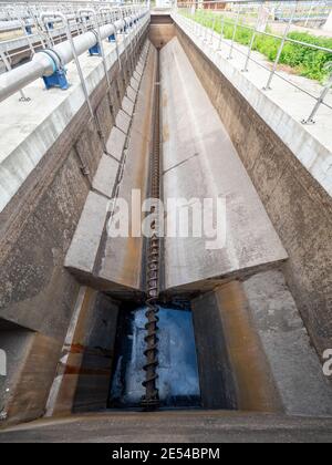Reinigung der Fettabscheider, Abwassertank und Schacht am Stadtabwasser Und Schlammfabrik