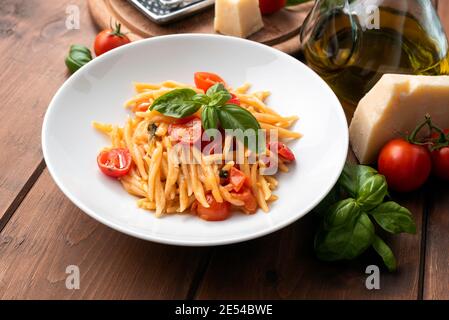 Gericht von köstlichen Trofie mit Bio-Tomatensauce und Basilikum, italienische Küche Stockfoto