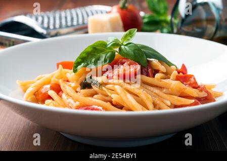 Gericht von köstlichen Trofie mit Bio-Tomatensauce und Basilikum, italienische Küche Stockfoto