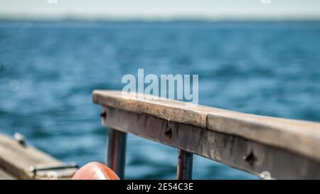 Blick auf das Meer von der Segelyacht im Sommer Stockfoto