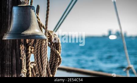 Glocke und hängende Seile auf der Segelyacht in der Nähe der Stadt Stockfoto