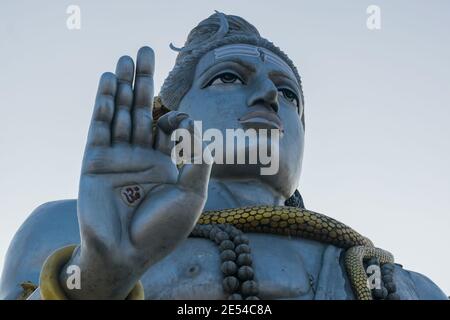 Landschaftsansicht der zweithöchsten Lord Shiva oder Shankara Statue in der Welt an der Küste des Arabischen Meeres in Murdeshwar, Karnataka, Indien Stockfoto