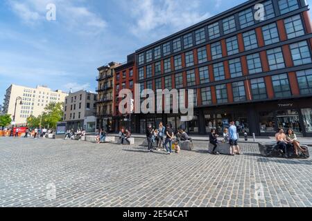 Menschen auf dem Gansevoort Plaza im Meatpacking District während der Pandemie von COVID-19. Stockfoto