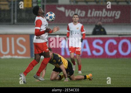 KERKRADE, NIEDERLANDE - JANUAR 24: Albert-Nicolas Lottin vom Jong FC Utrecht, Thijmen Goppel von Roda JC während des niederländischen Keukenkampioendivision-Spiels Stockfoto