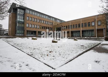 26. Januar 2021, Niedersachsen, Göttingen: Schnee liegt vor dem Landgericht Göttingen. Dem Angeklagten wird vorgeworfen, seine schlafende Frau erschossen zu haben. Foto: Swen Pförtner/dpa Stockfoto