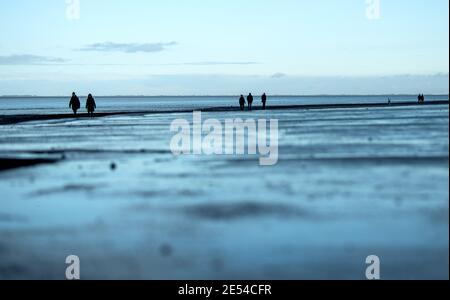 26. Januar 2021, Niedersachsen, Varel: Kinderwagen laufen bei wechselhaftem Wetter am Strand von Dangast entlang. Foto: Sina Schuldt/dpa Stockfoto