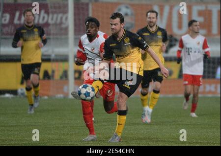 KERKRADE, NIEDERLANDE - JANUAR 24: Albert-Nicolas Lottin vom Jong FC Utrecht, Erik Falkenburg von Roda JC während des niederländischen Keukenkampioendivision-Spiels Stockfoto