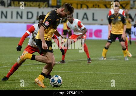 KERKRADE, NIEDERLANDE - JANUAR 24: Djevencio van der Kust von Jong FC Utrecht, Thijmen Goppel von Roda JC während des niederländischen Keukenkampioendivision Spiels Stockfoto