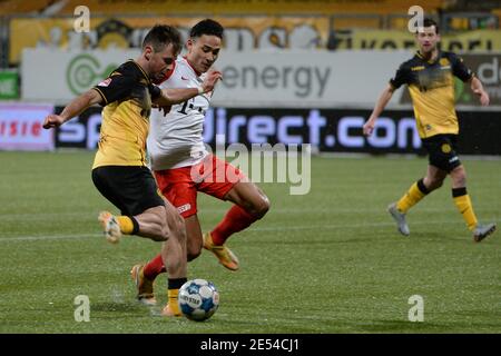 KERKRADE, NIEDERLANDE - JANUAR 24: Thijmen Goppel von Roda JC, Raymond Huizing von Jong FC Utrecht während des holländischen Keukenkampioendivision Spiels dazwischen Stockfoto