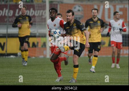 KERKRADE, NIEDERLANDE - JANUAR 24: Albert-Nicolas Lottin vom Jong FC Utrecht Erik Falkenburg von Roda JC während des niederländischen Keukenkampioendivision-Spiels Stockfoto