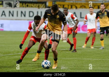 KERKRADE, NIEDERLANDE - JANUAR 24: Djevencio van der Kust von Jong FC Utrecht, Thijmen Goppel von Roda JC während des niederländischen Keukenkampioendivision Spiels Stockfoto