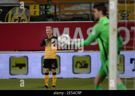 KERKRADE, NIEDERLANDE - JANUAR 24: Patrick PflŸcke von Roda JC, Maarten Paes (Torwart) von Jong FC Utrecht während des niederländischen Keukenkampioendivision-Spiels Stockfoto