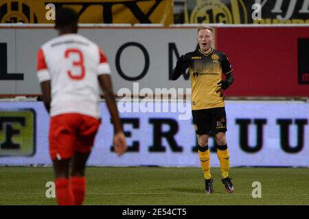 KERKRADE, NIEDERLANDE - JANUAR 24: Mark Pabai vom Jong FC Utrecht, Patrick PflŸcke von Roda JC, doelpunt während des niederländischen Keukenkampioendivision-Spiels Stockfoto