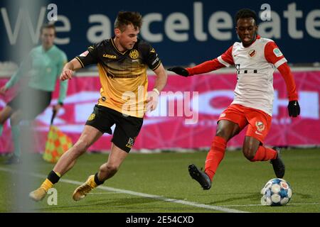 KERKRADE, NIEDERLANDE - JANUAR 24: Thijmen Goppel von Roda JC, Djevencio van der Kust von Jong FC Utrecht während des niederländischen Keukenkampioendivision Spiels Stockfoto
