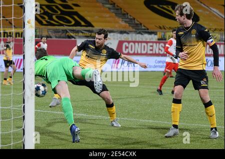 KERKRADE, NIEDERLANDE - JANUAR 24: Maarten Paes (Torwart) des FC Jong Utrecht, Erik Falkenburg von Roda JC, Kapitän Kees Luijcks von Roda JC während des D Stockfoto