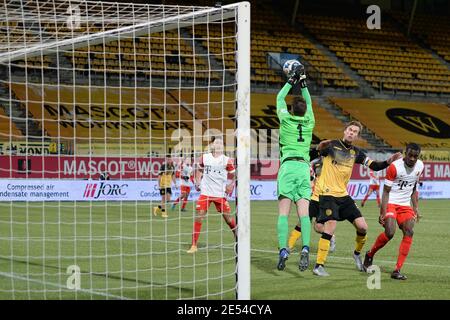 KERKRADE, NIEDERLANDE - JANUAR 24: Maarten Paes (Torwart) des Jong FC Utrecht, Kapitän Kees Luijcks von Roda JC, Mark Pabai vom Jong FC Utrecht während des Th Stockfoto
