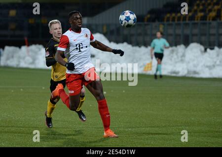 KERKRADE, NIEDERLANDE - JANUAR 24: Patrick PflŸcke von Roda JC, Sylian Aldren Mokono von Jong FC Utrecht während des niederländischen Keukenkampioendivision-Spiels Stockfoto