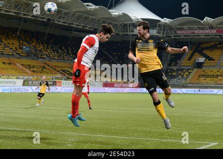 KERKRADE, NIEDERLANDE - JANUAR 24: Jeredy Hilterman (Kapitän) des FC Jong Utrecht, Erik Falkenburg von Roda JC während der holländischen Keukenkampioendivision Stockfoto