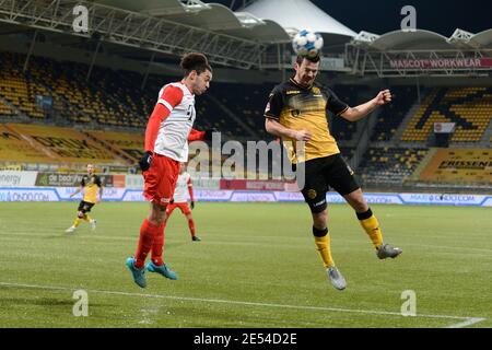 KERKRADE, NIEDERLANDE - JANUAR 24: Jeredy Hilterman (Kapitän) des FC Jong Utrecht, Erik Falkenburg von Roda JC während der holländischen Keukenkampioendivision Stockfoto