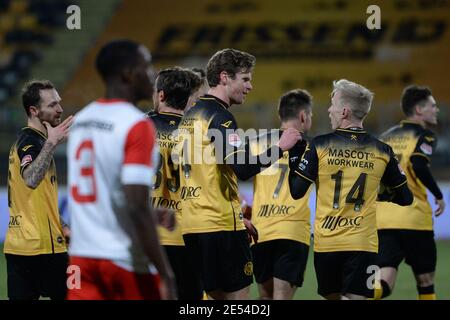 KERKRADE, NIEDERLANDE - JANUAR 24: Kapitän Kees Luijcks von Roda JC (4) feliciteert Patrick PflŸcke von Roda JC (14) traf während der Niederländer zijn doelpunt Stockfoto
