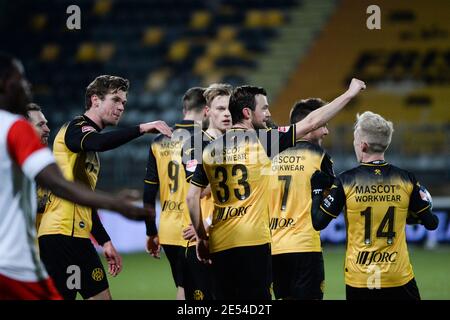 KERKRADE, NIEDERLANDE - JANUAR 24: Kapitän Kees Luijcks von Roda JC, Fabian Serrarens von Roda JC, Erik Falkenburg von Roda JC (33), Thijmen Goppel von R Stockfoto