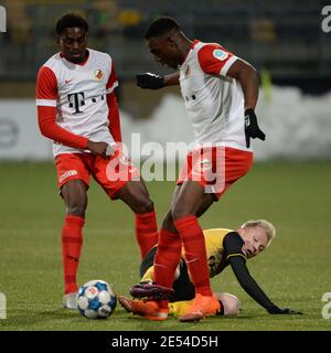 KERKRADE, NIEDERLANDE - JANUAR 24: Albert-Nicolas Lottin vom Jong FC Utrecht, Patrick PflŸcke von Roda JC, Sylian Aldren Mokono vom Jong FC Utrecht duri Stockfoto