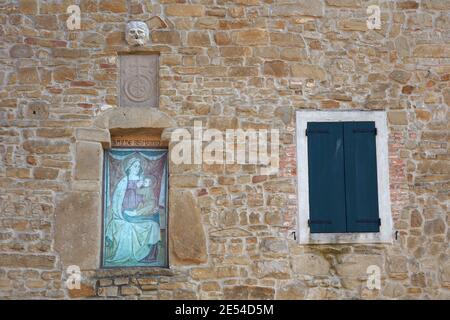 Ein altes Gemälde, eine religiöse Ikone der "Madonna von Bismantova" an der Wand eines traditionellen Steinhauses. Casina, Emilia Romagna, Italien. Stockfoto