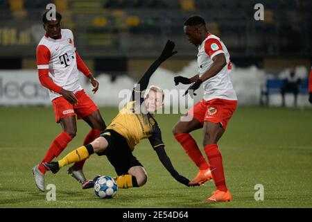 KERKRADE, NIEDERLANDE - JANUAR 24: Albert-Nicolas Lottin vom Jong FC Utrecht, Patrick PflŸcke von Roda JC, Sylian Aldren Mokono vom Jong FC Utrecht duri Stockfoto