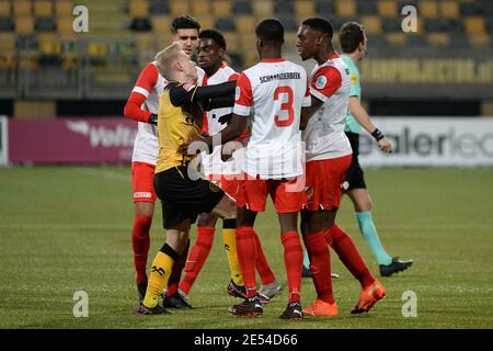 KERKRADE, NIEDERLANDE - JANUAR 24: Patrick PflŸcke von Roda JC heeft ruzie traf Jong FC Utrecht Spelers Mark Pabai von Jong FC Utrecht und Sylian Aldren Stockfoto