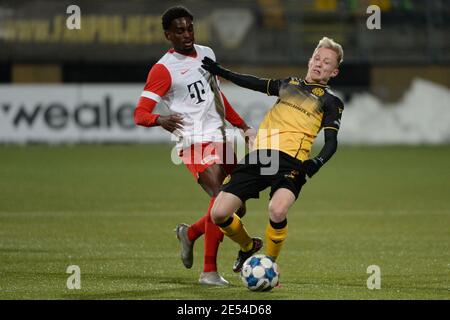 KERKRADE, NIEDERLANDE - JANUAR 24: Albert-Nicolas Lottin vom Jong FC Utrecht, Patrick PflŸcke von Roda JC während des niederländischen Keukenkampioendivision-Spiels Stockfoto